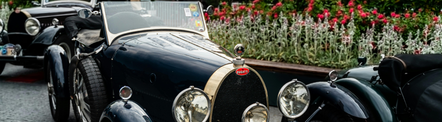 Auto d’epoca Bugatti parcheggiata all’aperto, simbolo di bene fisico ad alto valore potenzialmente rappresentabile tramite token digitali
