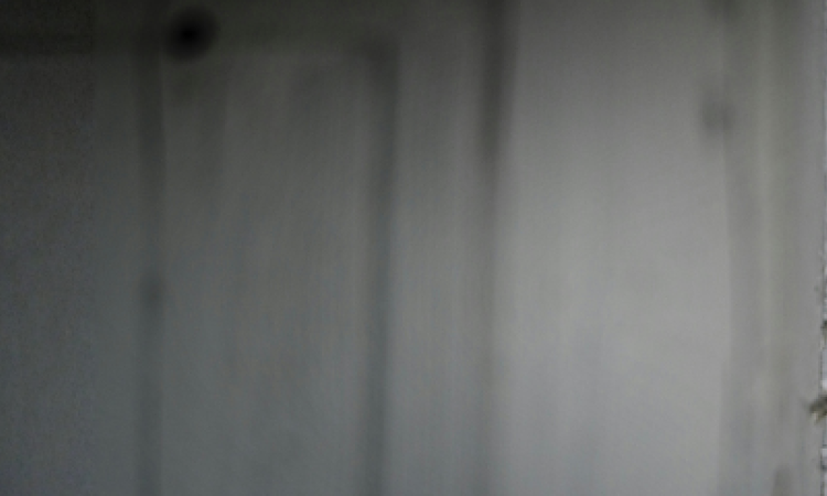 Chiave appesa su superficie in legno, simbolo del controllo su accesso ai fondi e gestione delle transazioni